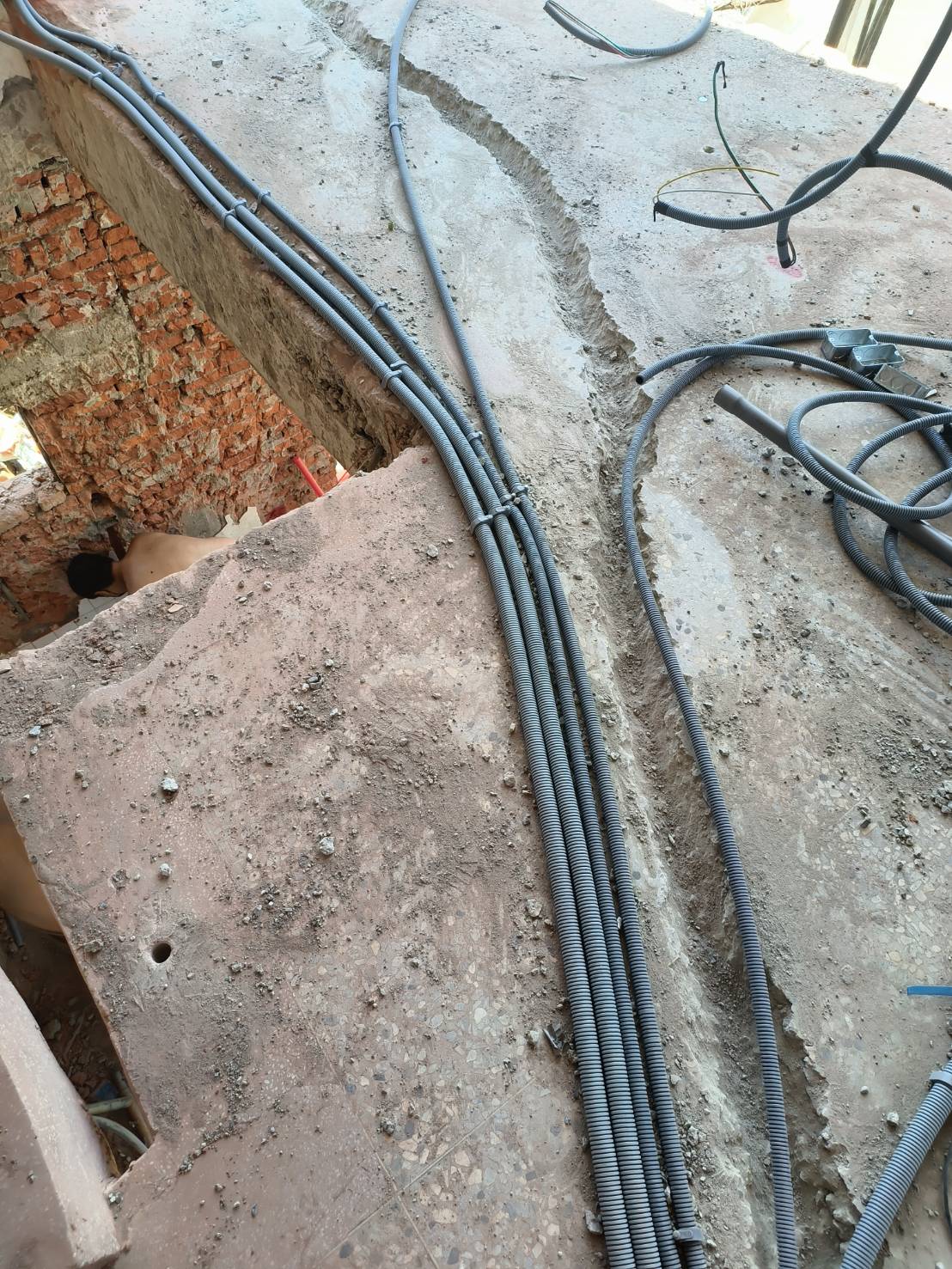 天花板鑿槽佈管：電線路徑整合與夾具固定一氣呵成。