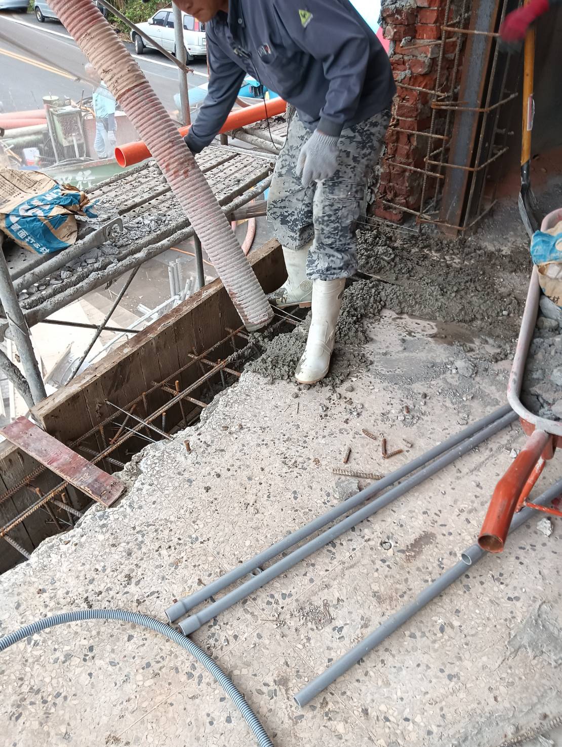 樓板增建混凝土澆築：保留既有磨石子地坪，上方新增結構一次完成。