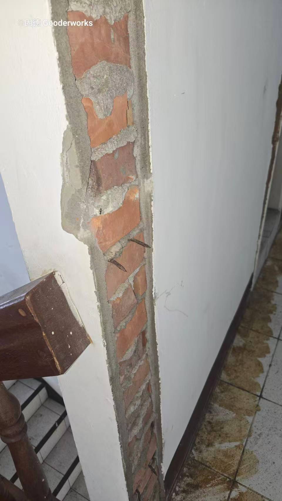 老屋拆除後磚牆邊緣殘留大量外露生鏽鐵釘,是工地安全隱患