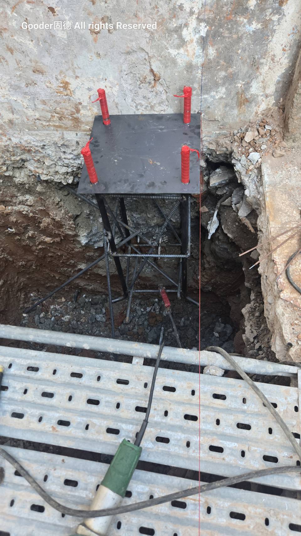 基礎承台柱基預埋組件：深灰金屬底板+四根紅色螺紋鋼筋錨栓+鋼筋籠+紅色垂直定位線