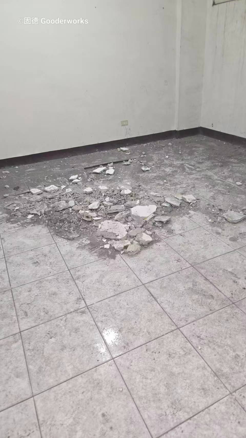 老屋地磚砸除現場，可檢查防水層與結構狀況