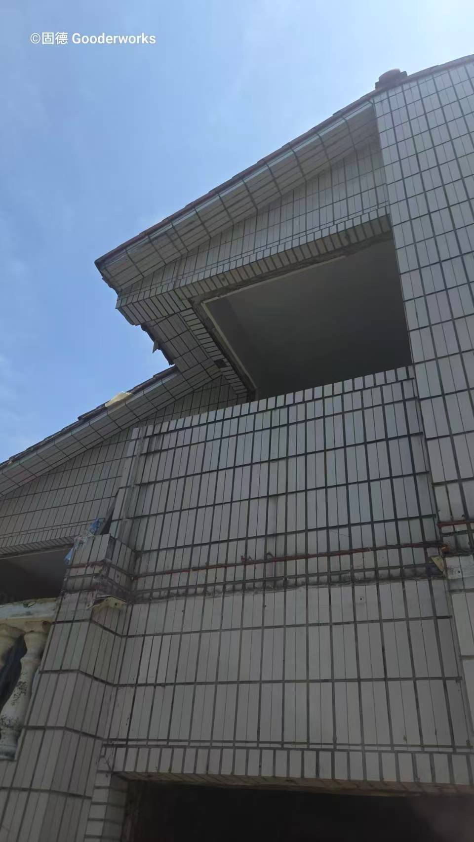 老屋外牆與屋簷整體外觀，二樓仰視角