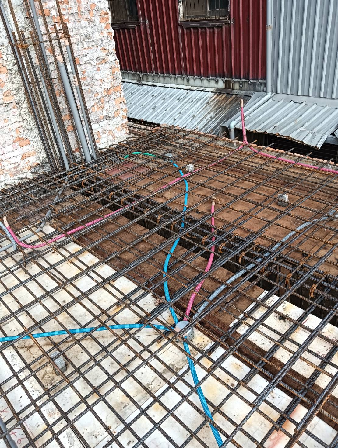 固德地梁鋼筋綁紮與電管預埋施工