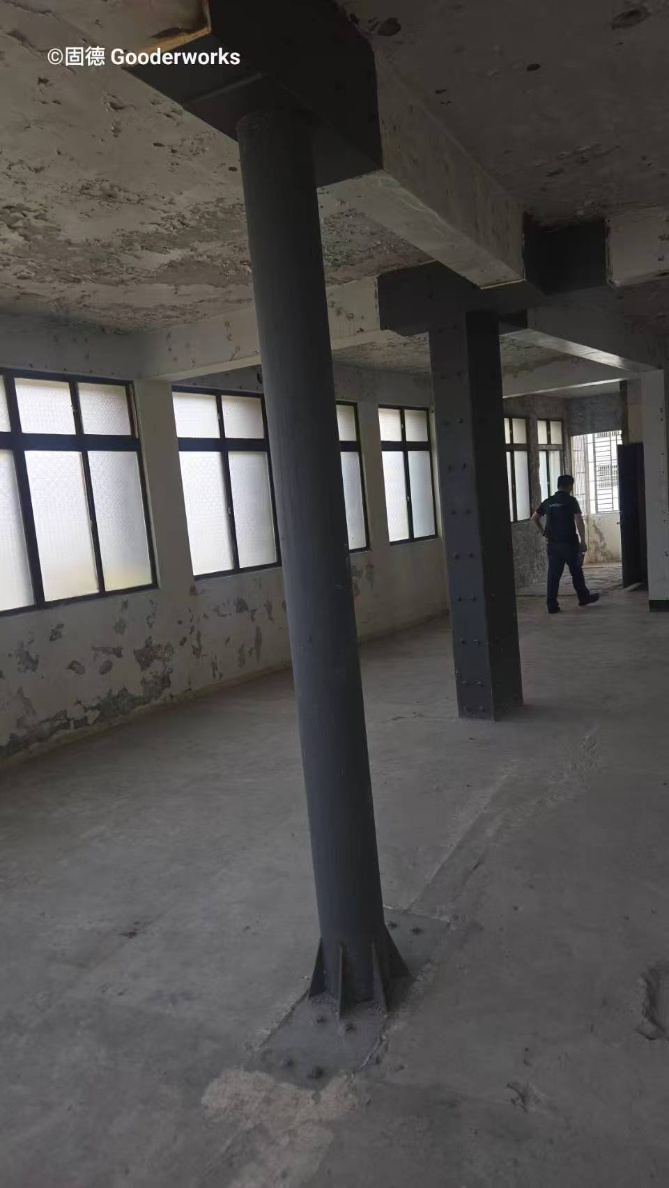 老屋結構補強工程,新增黑色鋼柱與鋼樑以提升建築承載能力與耐震性能