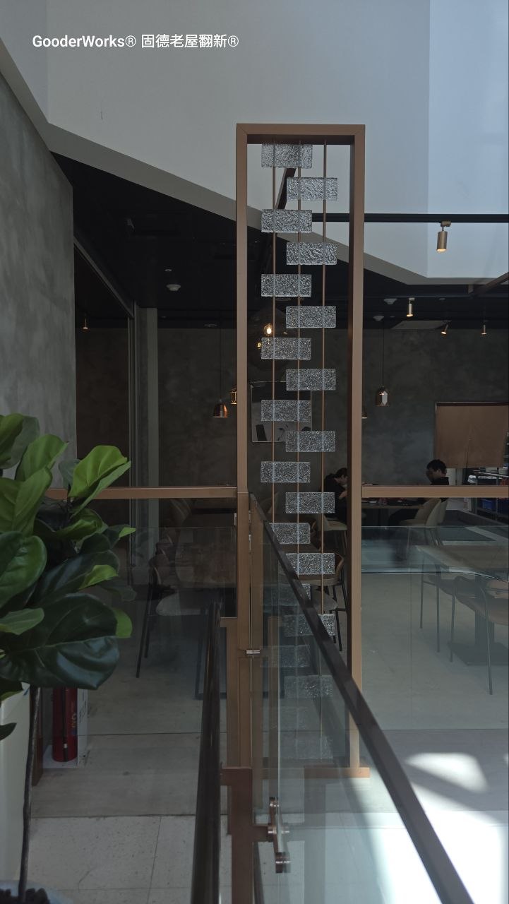 非傳統玻璃磚設計實景:木框直立玻璃磚隔屏與綠色植物搭配,工業極簡風格