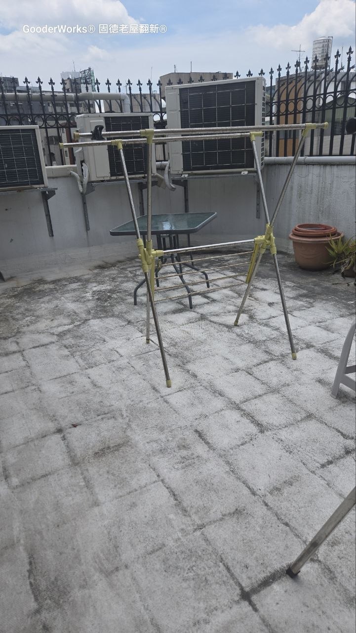 老屋頂樓露台防水失效現場:灰色磁磚接縫劣化、空鼓隆起,水漬斑駁,欄杆基座潮濕